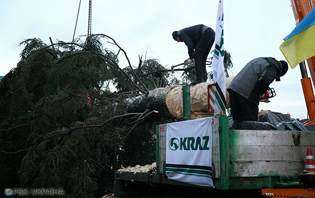 У Києві почали встановлення головної новорічної ялинки країни (фоторепортаж)