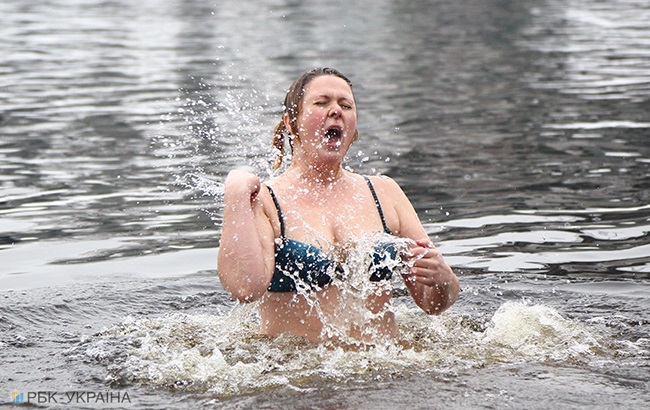 Водохреще 2018: як жителі Києва занурювалися на свято (фоторепортаж)