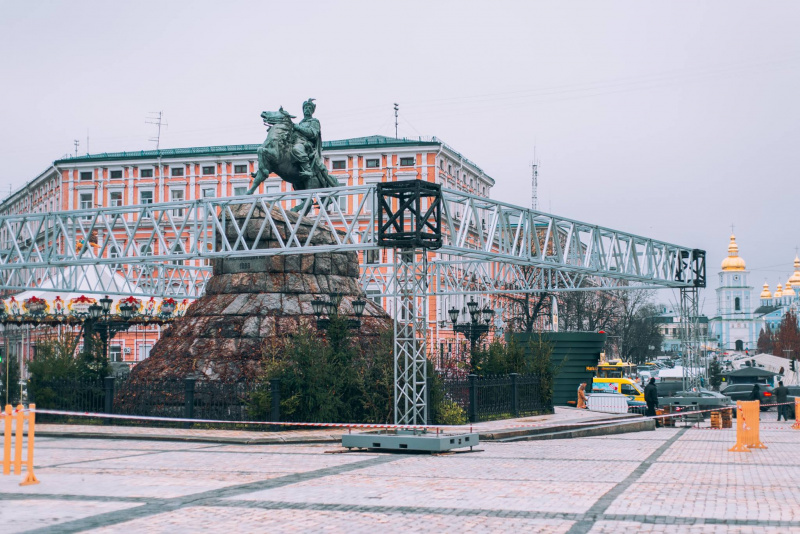 Осталось четыре дня: появились новые фото новогодних приготовлений в центре Киева
