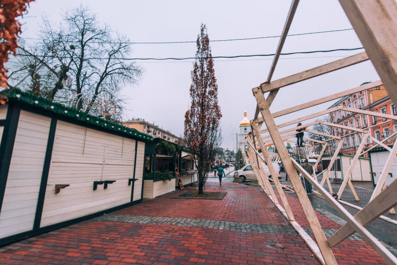 Осталось четыре дня: появились новые фото новогодних приготовлений в центре Киева