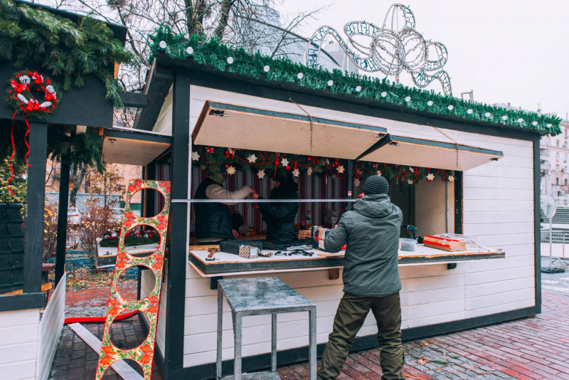 Осталось четыре дня: появились новые фото новогодних приготовлений в центре Киева