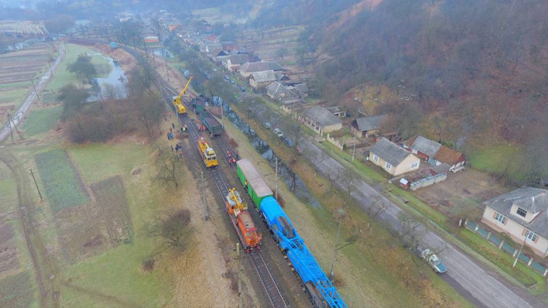 На Закарпатті потяг зійшов з рейок (відео)