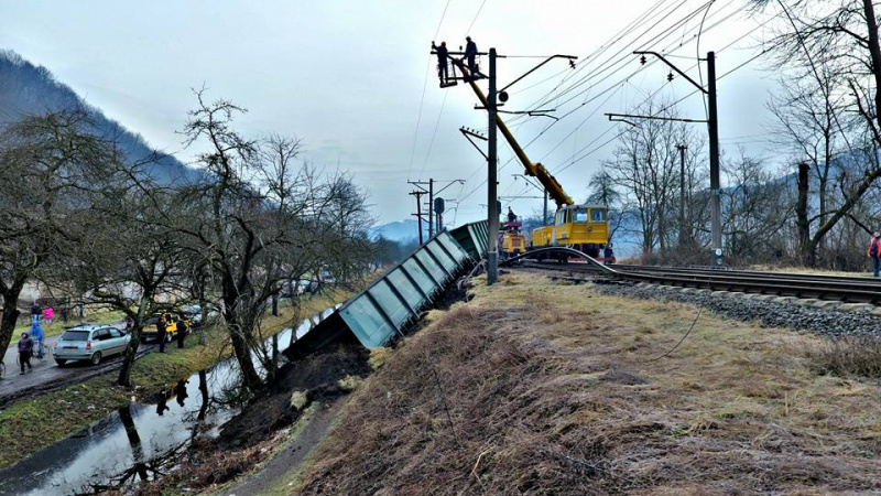 На Закарпатті потяг зійшов з рейок (відео)
