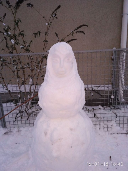 У мережі з'явилися фото "еротичних" сніговиків в Одесі