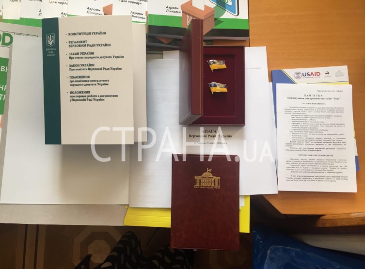 Загадочные синие пакеты: что подарили нардепам в первый день работы (фото)