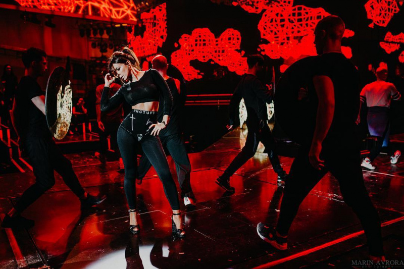 Ани Лорак похвасталась танцевальными навыками (соблазнительные фото)