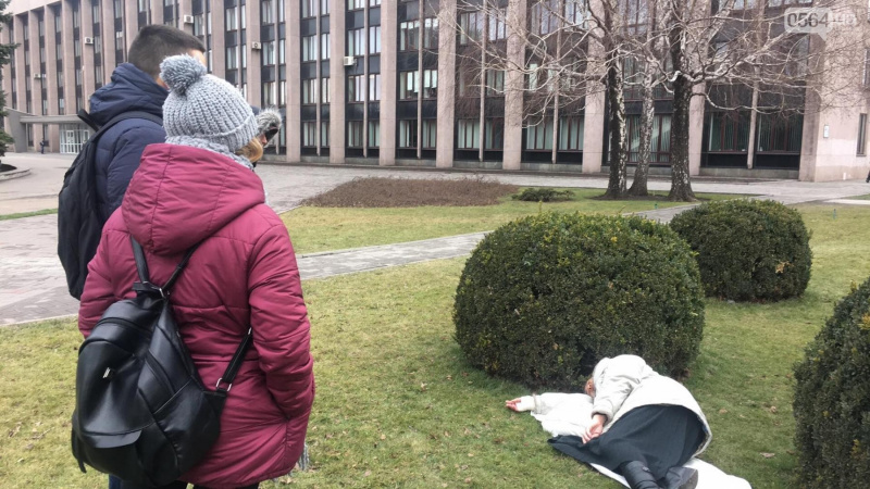 "Влада вбиває": у Кривому Розі черговий проігнорував жінку, яка лежала під міськвиконкомом (фото)