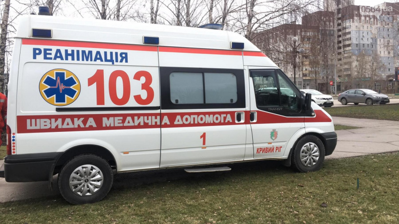 "Влада вбиває": у Кривому Розі черговий проігнорував жінку, яка лежала під міськвиконкомом (фото)