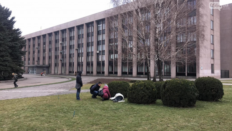 "Влада вбиває": у Кривому Розі черговий проігнорував жінку, яка лежала під міськвиконкомом (фото)