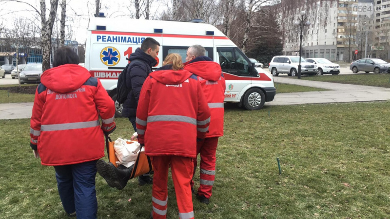 "Влада вбиває": у Кривому Розі черговий проігнорував жінку, яка лежала під міськвиконкомом (фото)