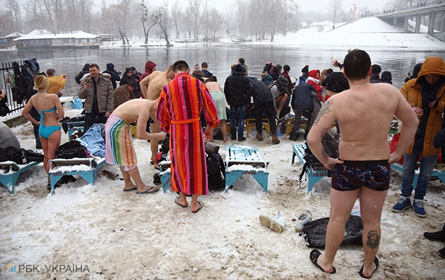 Водохреще 2018: як жителі Києва занурювалися на свято (фоторепортаж)