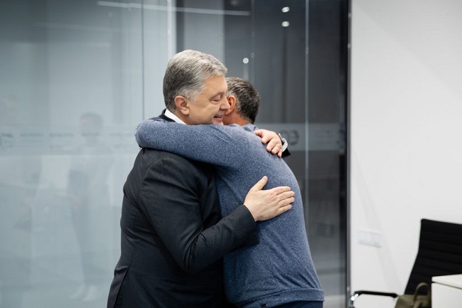 Петро Порошенко зустрівся з Євгеном Пановим і привітав бранця Кремля з поверненням додому