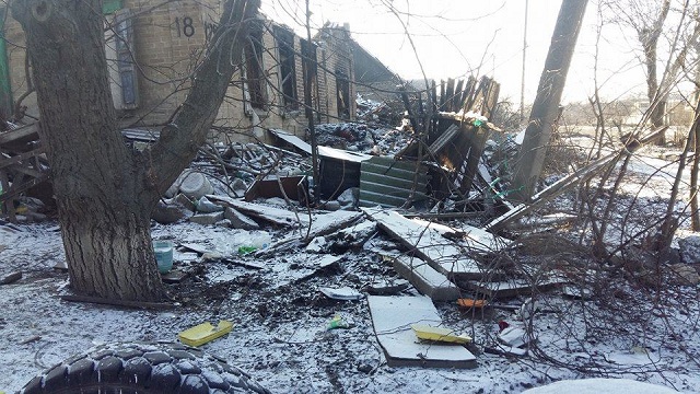 Так удобнее: в Запорожье возле детской поликлиники организовали свалку