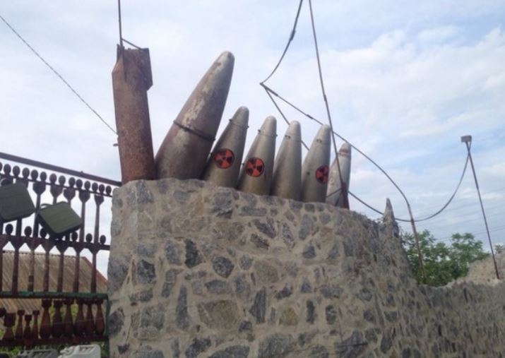 У Запорізькій області чоловік побудував паркан із снарядів