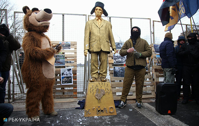 Как в Киеве активисты протестовали против выборов президента в РФ: яркий фоторепортаж