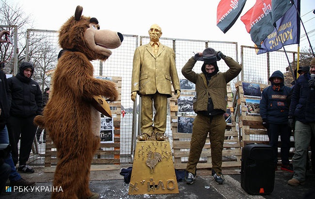 Как в Киеве активисты протестовали против выборов президента в РФ: яркий фоторепортаж