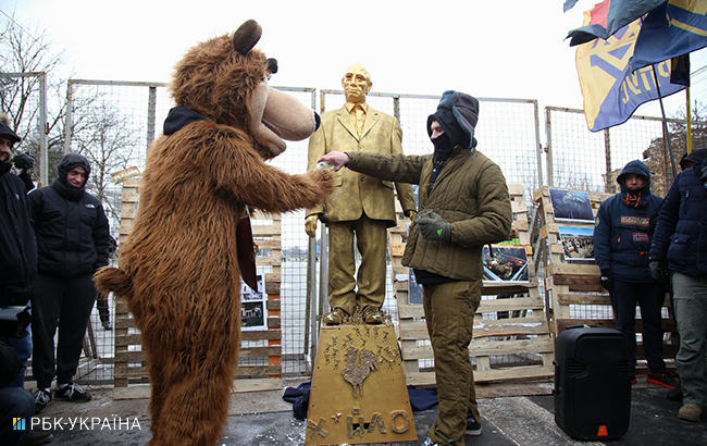 Как в Киеве активисты протестовали против выборов президента в РФ: яркий фоторепортаж