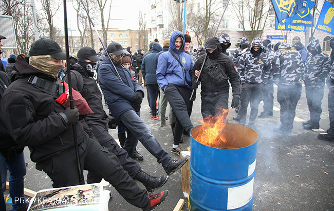 Как в Киеве активисты протестовали против выборов президента в РФ: яркий фоторепортаж