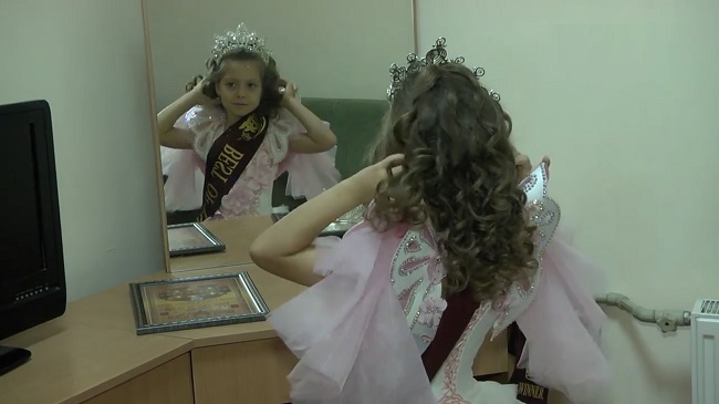 Девочка из Херсона стала принцессой мира: фото маленькой красотки