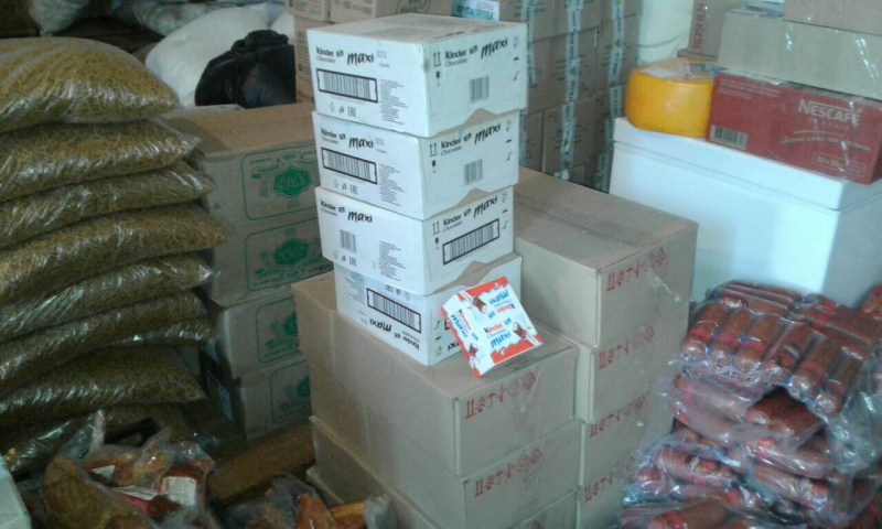 Фрукти, ковбаси і крабові палички: в мережі показали, чим годують бійців АТО (фото)