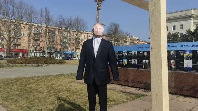 За давньою українською традицією: в Херсоні "стратили" опудало Путіна (фото)