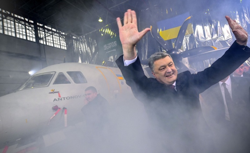 На сайті президента показали рік Порошенко у фотографіях