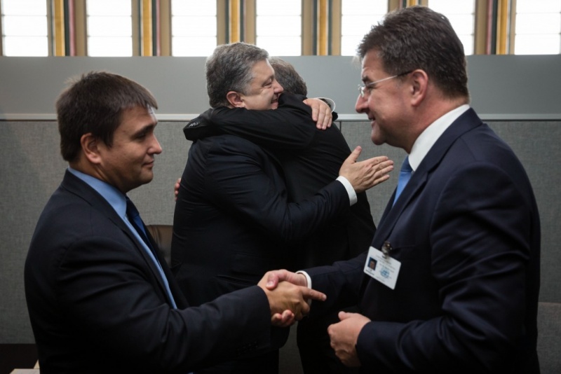 На сайті президента показали рік Порошенко у фотографіях