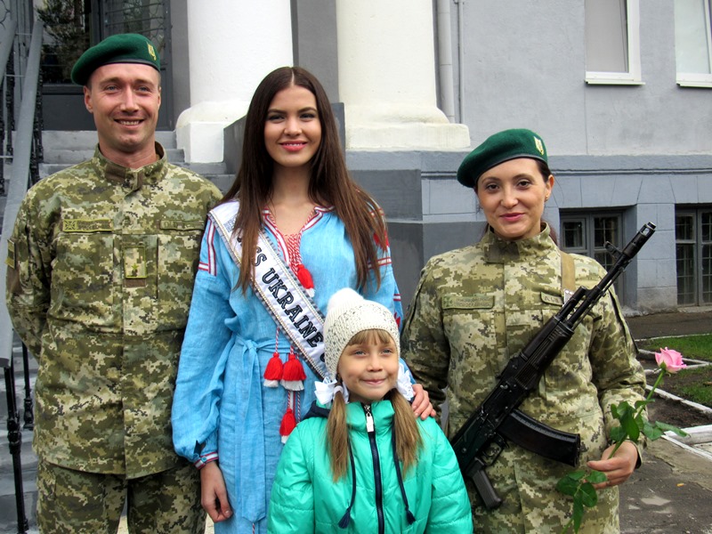 &quot;Мисс Украина Вселенная 2016&quot; посетила прифронтовую зону с благотворительным визитом