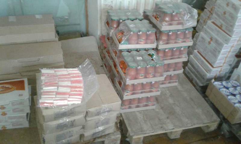 Фрукти, ковбаси і крабові палички: в мережі показали, чим годують бійців АТО (фото)