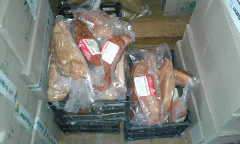 Фрукти, ковбаси і крабові палички: в мережі показали, чим годують бійців АТО (фото)