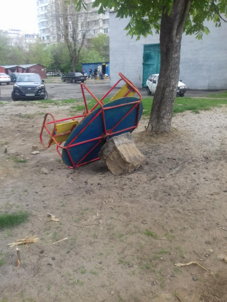 У Києві комунальники зруйнували дитячий майданчик (фото)