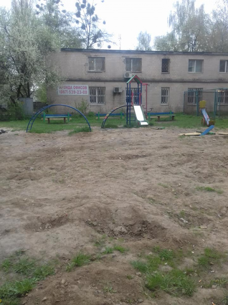 У Києві комунальники зруйнували дитячий майданчик (фото)