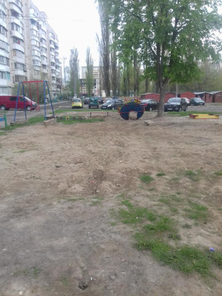 У Києві комунальники зруйнували дитячий майданчик (фото)
