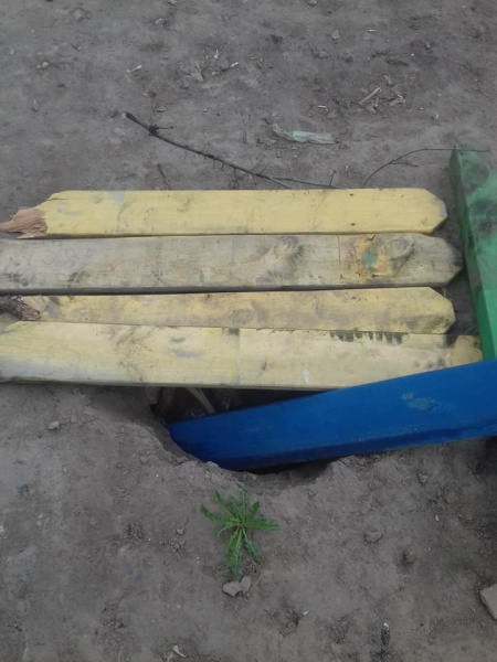 У Києві комунальники зруйнували дитячий майданчик (фото)