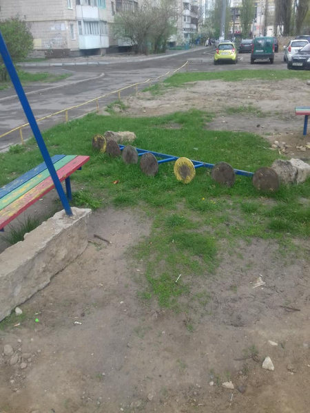У Києві комунальники зруйнували дитячий майданчик (фото)