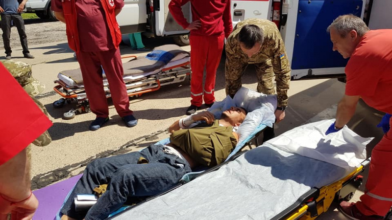 Потрібна допомога: в Одесу на літаку доставили поранених бійців ВСУ (фото)