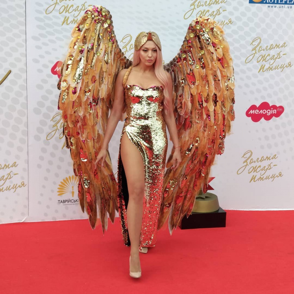 Золотая жар-птица 2018: яркие наряды звезд на красной дорожке (фото)