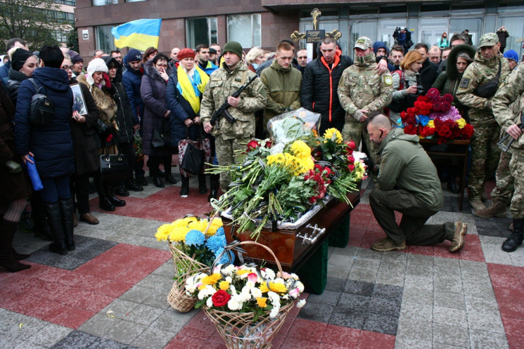 В Запорожье на коленях попрощались с грузинским воином, защищавшим Украину (фото)