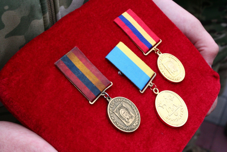 В Запорожье на коленях попрощались с грузинским воином, защищавшим Украину (фото)