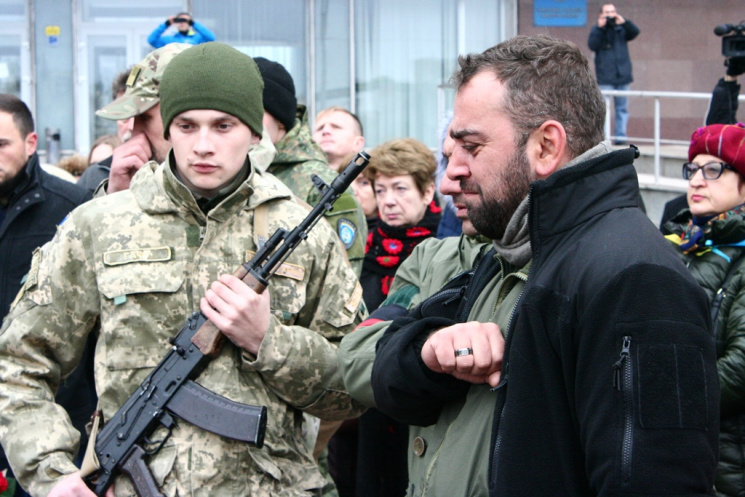 В Запорожье на коленях попрощались с грузинским воином, защищавшим Украину (фото)