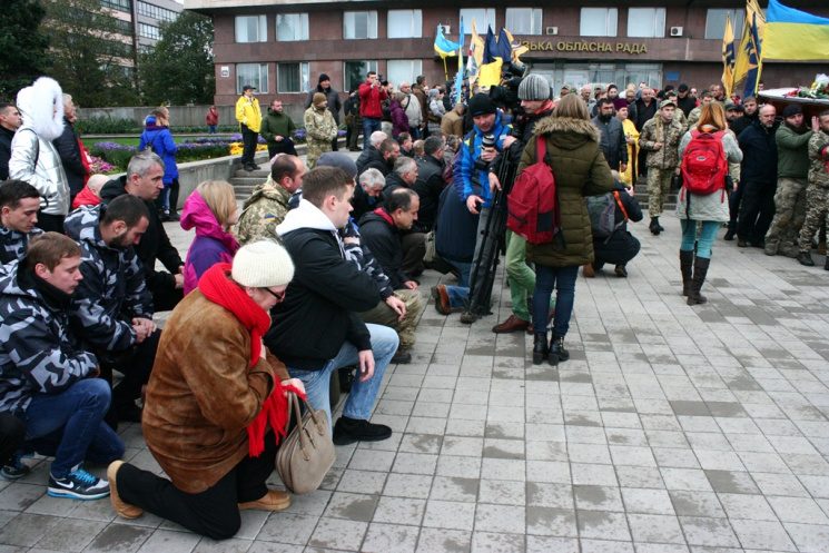 В Запорожье на коленях попрощались с грузинским воином, защищавшим Украину (фото)