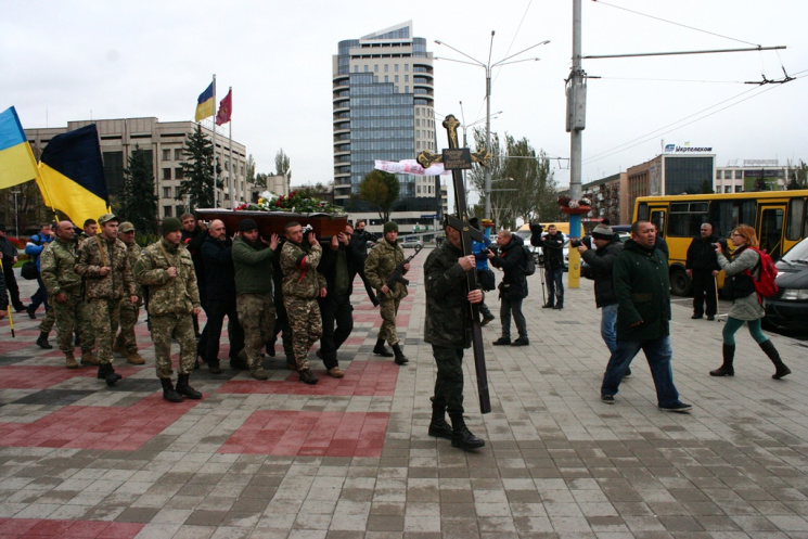 В Запорожье на коленях попрощались с грузинским воином, защищавшим Украину (фото)