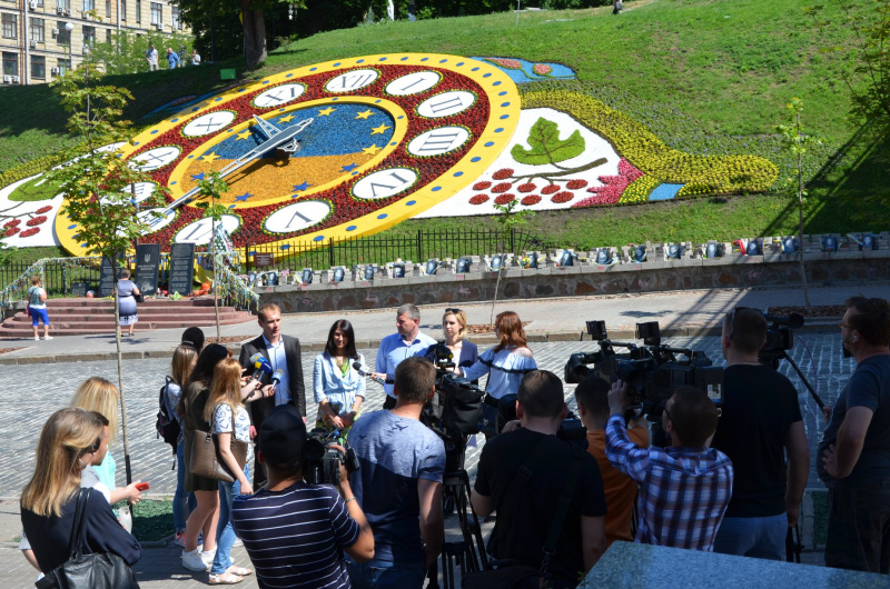 В центрі Києва оновили величезний квітковий годинник (фото)