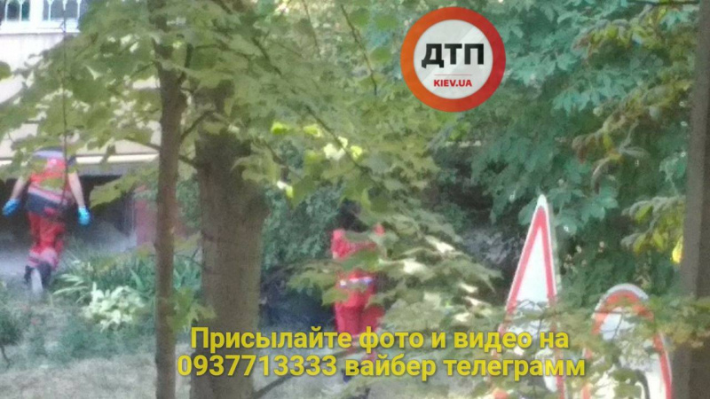 В Киеве из окна выпала женщина (фото)