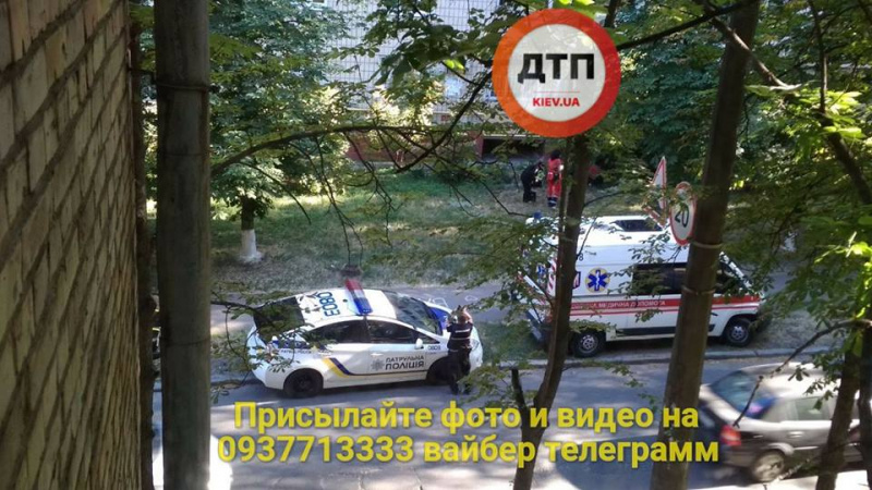 В Киеве из окна выпала женщина (фото)