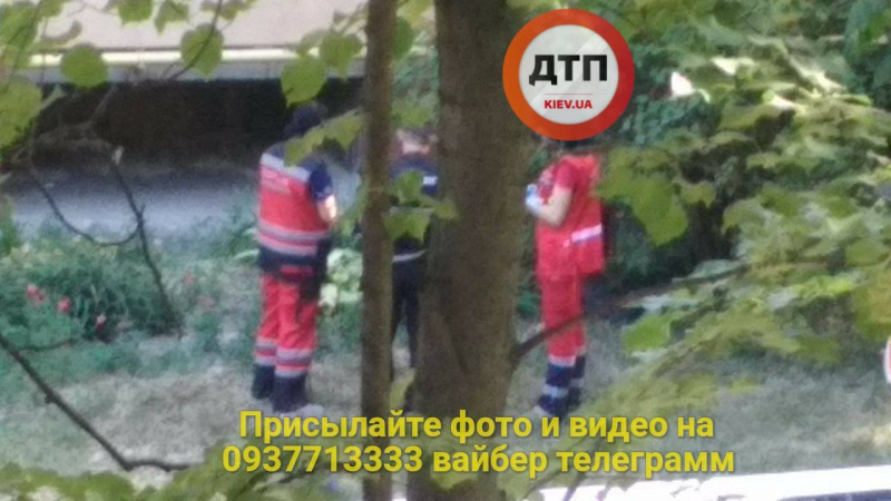 В Киеве из окна выпала женщина (фото)