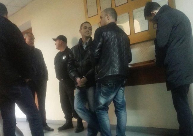 В Одессе мужчина в "клетке" хотел взорвать здание суда: видео с места ЧП