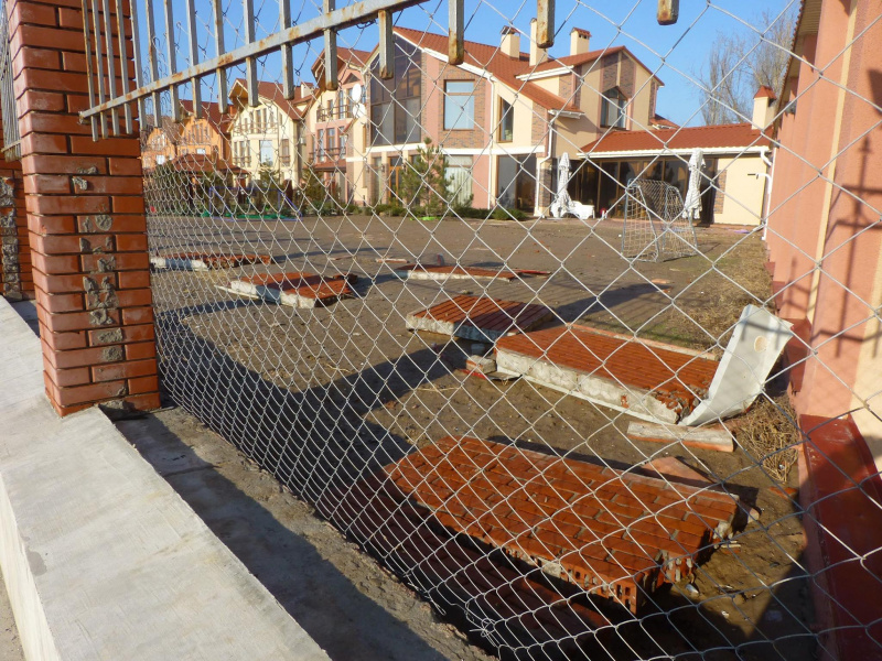 "Дурість безмежна": миколаївські судді знищили маєтками пляж (фото)