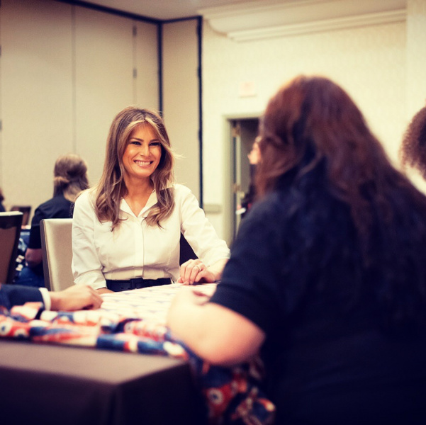 &quot;Мені все одно, а вам?&quot;: Меланія Трамп вперше вийшла в світ після скандалу (відео)