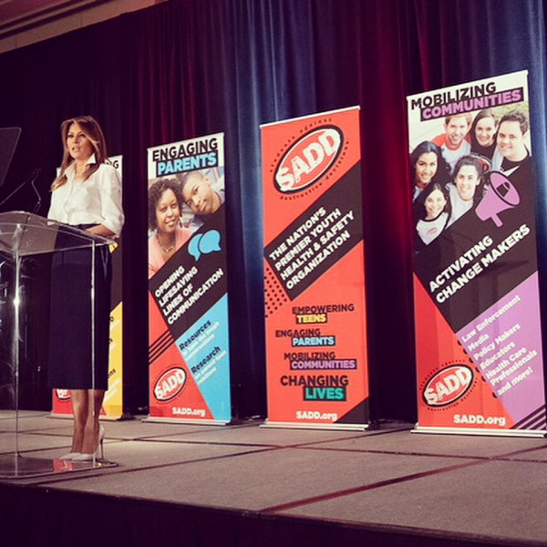 &quot;Мені все одно, а вам?&quot;: Меланія Трамп вперше вийшла в світ після скандалу (відео)